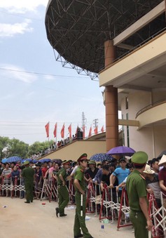 ẢNH: Hàng dài người xếp hàng chờ mua vé U23 Việt Nam – U23 Myanmar