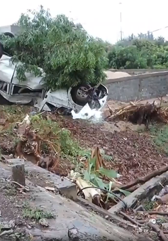 Bình Thuận: Ôtô 16 chỗ lao vào lề lật ngửa, 3 người bị thương