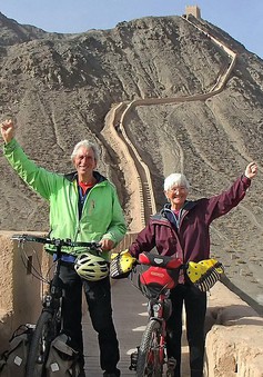 Cặp vợ chồng 60 tuổi đi du lịch 16 nước bằng xe đạp