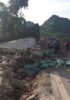Sơn La: Lật xe đầu kéo, 3 người bị thương nặng