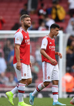 Arsenal trả giá đắt vì Emirates Cup