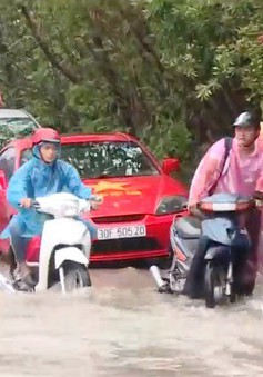 Nhiều vị trí tại Đại lộ Thăng Long ngập sâu sau bão số 3