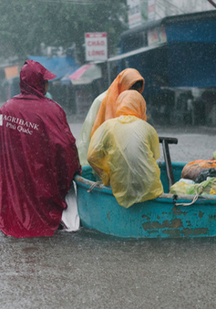 Chùm ảnh: Đảo Phú Quốc ngập sâu sau mưa lớn, người dân đi lại bằng bè tự chế
