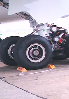 Máy bay bị cắt lốp 115 lần "do vật thể lạ"