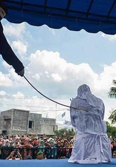 Indonesia: Bị phạt đánh bằng roi vì thể hiện tình cảm nơi công cộng