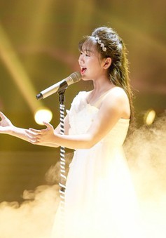 Lưu Thiên Hương khóc nức nở trên sân khấu khi xem học trò hát tặng mẹ bị ung thư