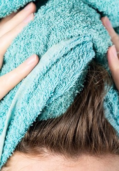 Vì sao không nên lau khô tóc với khăn tắm?