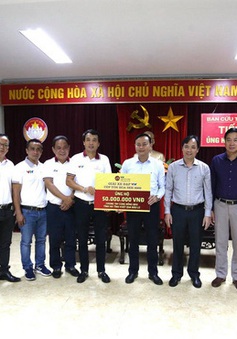 Ban tổ chức giải xe đạp VTV Cúp Tôn Hoa Sen 2020 trao ủng hộ 3 tỉnh miền Trung
