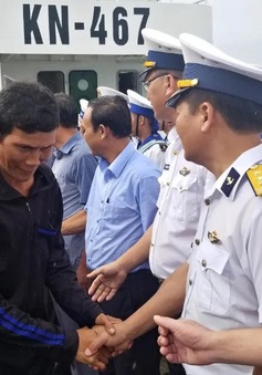 11 ngư dân vụ chìm 2 tàu cá Bình Định về với gia đình