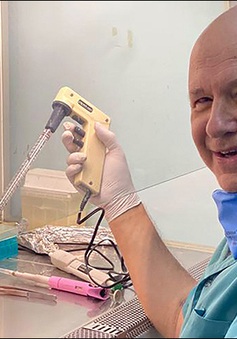 Bác sĩ chuyên khoa virus 69 tuổi tự nguyện tái nhiễm để kiểm tra phản ứng miễn dịch