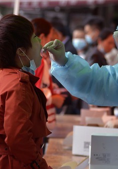 Lo COVID-19 bùng phát, Trung Quốc tổ chức xét nghiệm COVID-19 cho 3 triệu dân