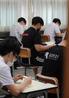 Hàn Quốc kêu gọi người dân "tạm ngưng" tụ tập trước kỳ thi đại học