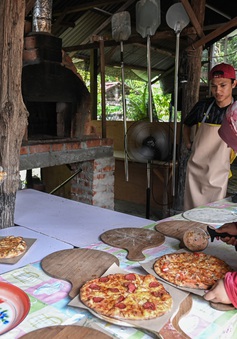 Malaysia: Vượt khó thời dịch COVID-19 nhờ ý tưởng nhà hàng pizza tại gia
