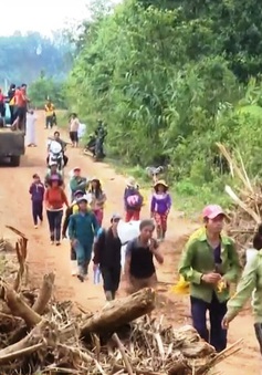 Cắt rừng vận chuyển lương thực tới huyện Phước Sơn, Quảng Nam