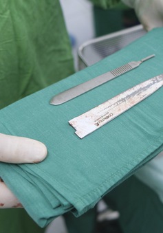 Hơn 5 tiếng phẫu thuật lấy lưỡi dao trong ổ bụng bệnh nhân