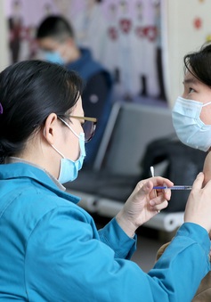 Nhiều người Trung Quốc sẵn sàng chi tiền để về nước tiêm vaccine