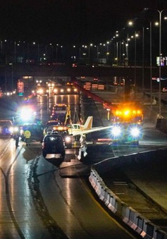 Mỹ: Hạ cánh khẩn cấp trên đường cao tốc ở Minnesota, máy bay đâm vào ô tô