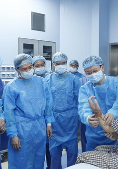 Ca ghép chi thể đầu tiên trên thế giới lấy từ người cho sống được thực hiện tại Việt Nam