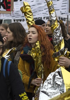 Người biểu tình "áo vàng" tại Pháp vẫn xuống đường
