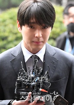 Choi Jong Hoon nhận án tù vì tội hối lộ và phát tán video cảnh nóng