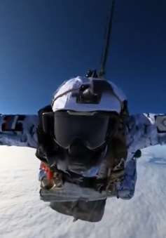 Lính dù Nga nhảy dù ở Bắc Cực từ độ cao 10.000m