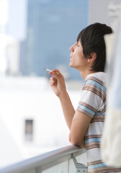 Ở nhà mùa dịch, vợ con chịu khổ vì khói thuốc lá từ chồng