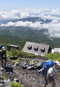 Dịch vụ du lịch trên núi Phú Sĩ đóng cửa trong mùa leo núi