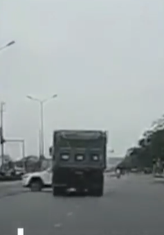 VIDEO: Vượt ẩu, xe Mazda CX5 xoay 180 độ khi va chạm với container