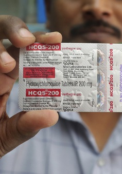 Nhiều nước cho phép sử dụng thuốc sốt rét điều trị COVID-19, bất chấp lệnh của WHO