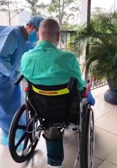 [VIDEO] Bệnh nhân 91 cầm bút viết vào bảng, ngồi xe lăn ra ngoài phơi nắng