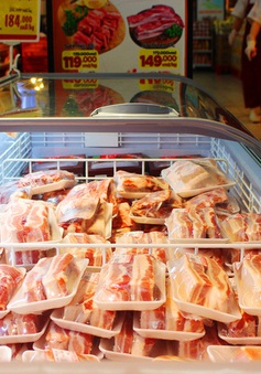 Thịt lợn "ế" siêu thị tràn ngập chợ mạng với giá bán siêu rẻ