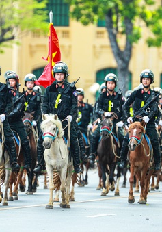 ẢNH: Đoàn Cảnh sát cơ động Kỵ binh oai nghiêm diễu hành trước Lăng Bác và Nhà quốc hội