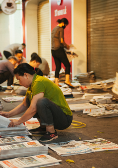 Nhộn nhịp "chợ báo giấy" mỗi sáng ở Thủ đô