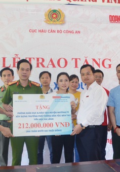 Trao tặng hơn 200 triệu đồng xây trường ở Mường Tè, Lai Châu