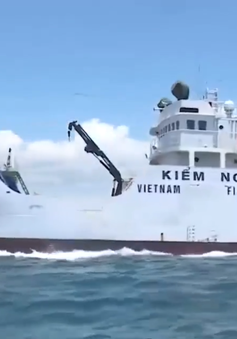 Lực lượng kiểm ngư Việt Nam phổ biến pháp luật cho ngư dân trên biển