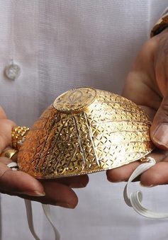 "Không có gì ngoài điều kiện", doanh nhân Ấn Độ chi 4.000 USD làm khẩu trang vàng