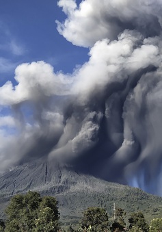 Núi lửa Sinabung phun trào, giới chức Indonesia ra cảnh báo