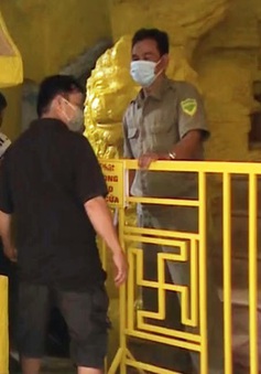Thân nhân vào hầm nhận dạng, tìm kiếm tro cốt thất lạc ở chùa Kỳ Quang 2
