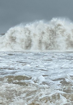 Bão số 8 giật cấp 12 gây gió mạnh trên biển