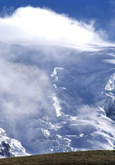 Ecuador tạm ngừng hoạt động leo núi sau trận tuyết lở gây chết người