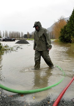 Mưa lũ gây ngập lụt nghiêm trọng, cư dân thành phố ở Canada sơ tán hàng loạt