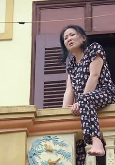 Phố trong làng - Tập 13: Vợ ông Trung tự tử khi biết chồng bị bắt quả tang đi karaoke "tay vịn"