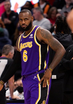 Lebron James vẫn đóng góp cho Lakers dù bị cấm thi đấu