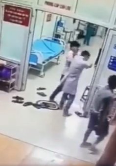 Khởi tố người đàn ông đánh nhân viên y tế khi chở vợ đến cấp cứu