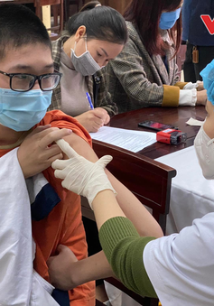 Hà Nội bắt đầu tiêm vaccine ngừa COVID-19 cho học sinh lớp 9
