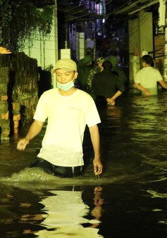 Phú Yên: Triều cường uy hiếp cả khu phố trong đêm