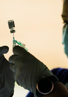 Biến thể Omicron xuất hiện, hàng loạt quốc gia triển khai tiêm mũi vaccine tăng cường sớm
