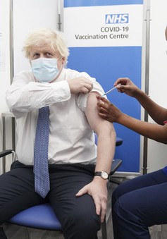 Thủ tướng Anh Boris Johnson tiêm mũi vaccine COVID-19 tăng cường