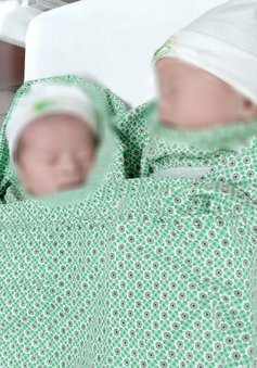 Cặp song thai IVF đầu tiên chào đời trong khu điều trị COVID-19 tại Hà Nội