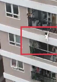 Bé gái ở Hà Nội thoát chết hy hữu sau khi rơi từ tầng 13 khu chung cư